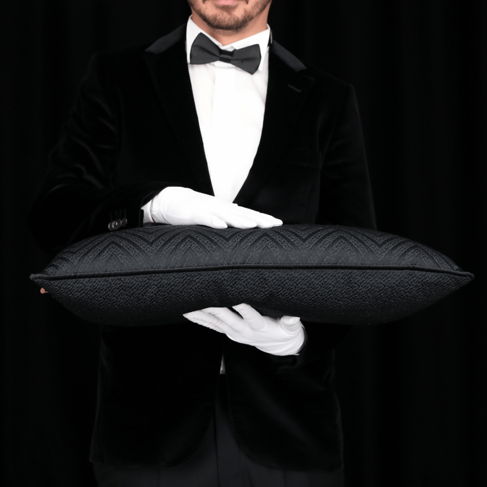 Fiona 35*65 Siyah Zigzag Saten Kırlent