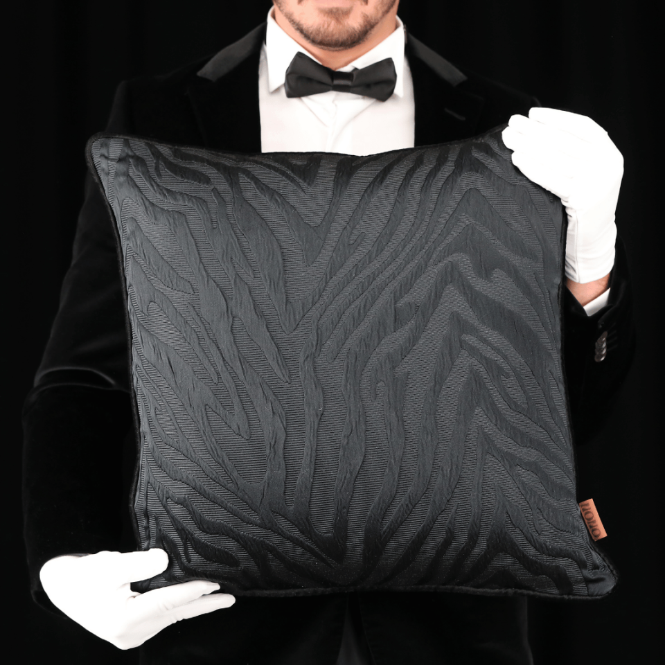 Frida 50*50 Siyah Zebra Saten Kırlent