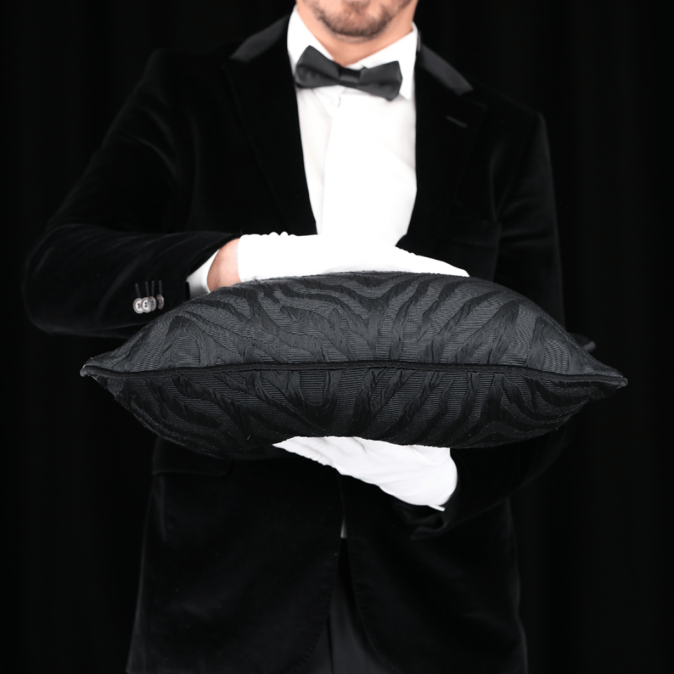 Frida 50*50 Siyah Zebra Saten Kırlent