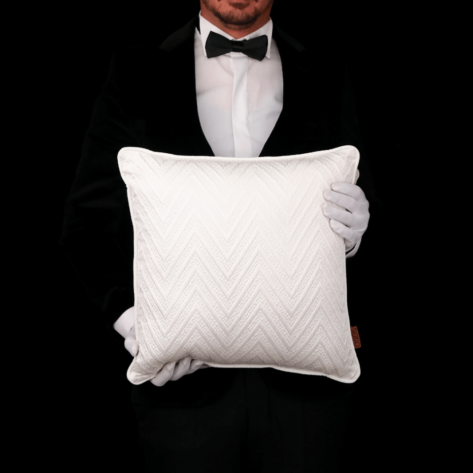 Fiona 45*45 Beyaz Zigzag Saten Kırlent