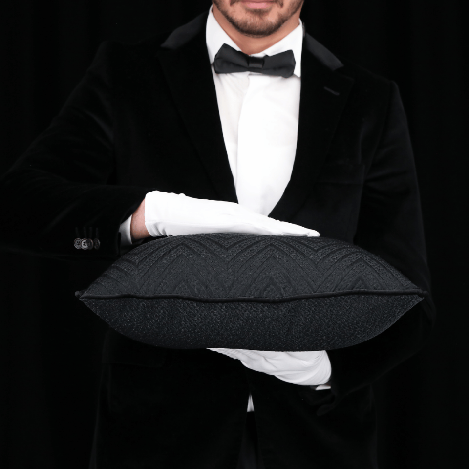 Fiona 45*45 Siyah Zigzag Saten Kırlent