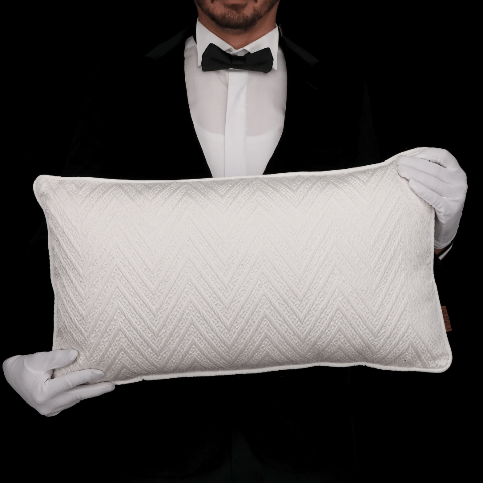 Fiona 35*65 Beyaz Zigzag Saten Kırlent