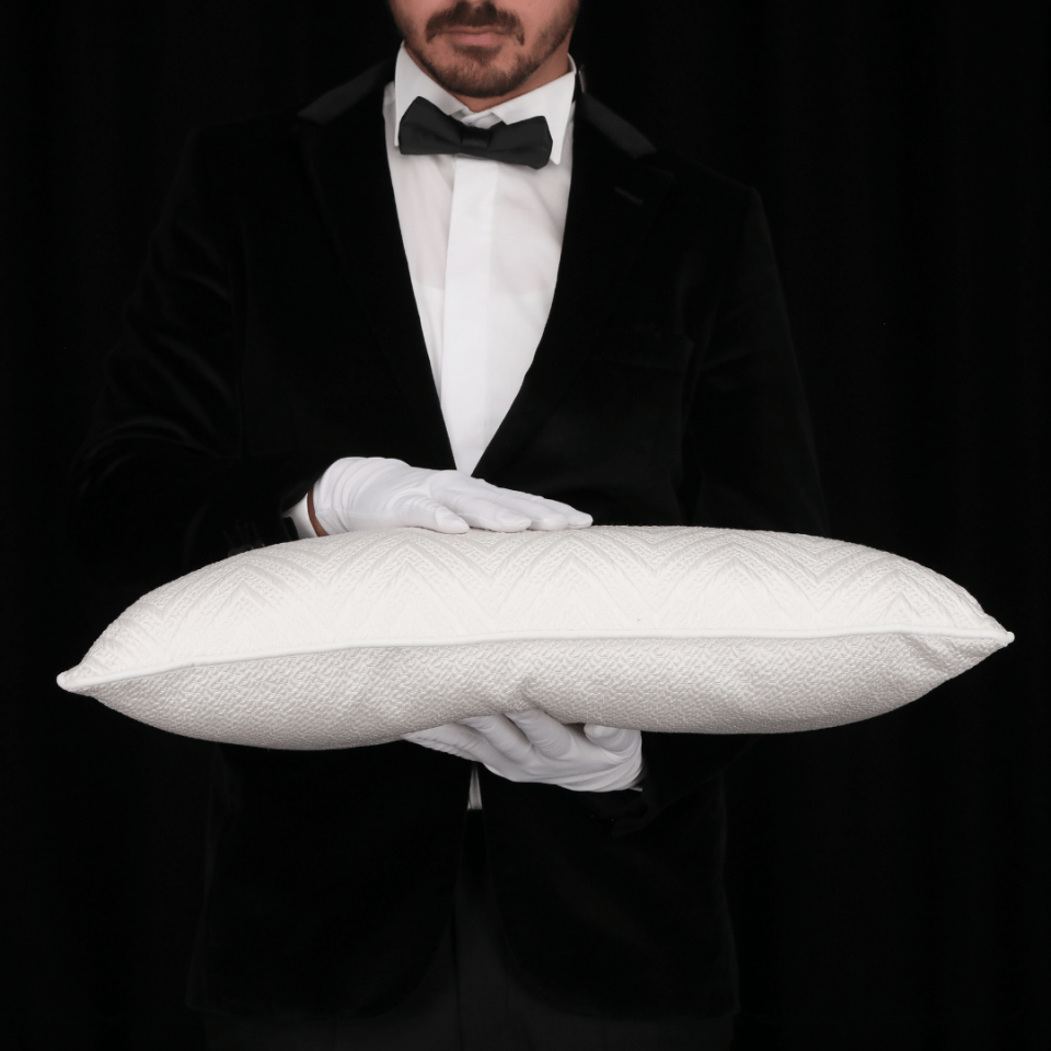 Fiona 35*65 Beyaz Zigzag Saten Kırlent