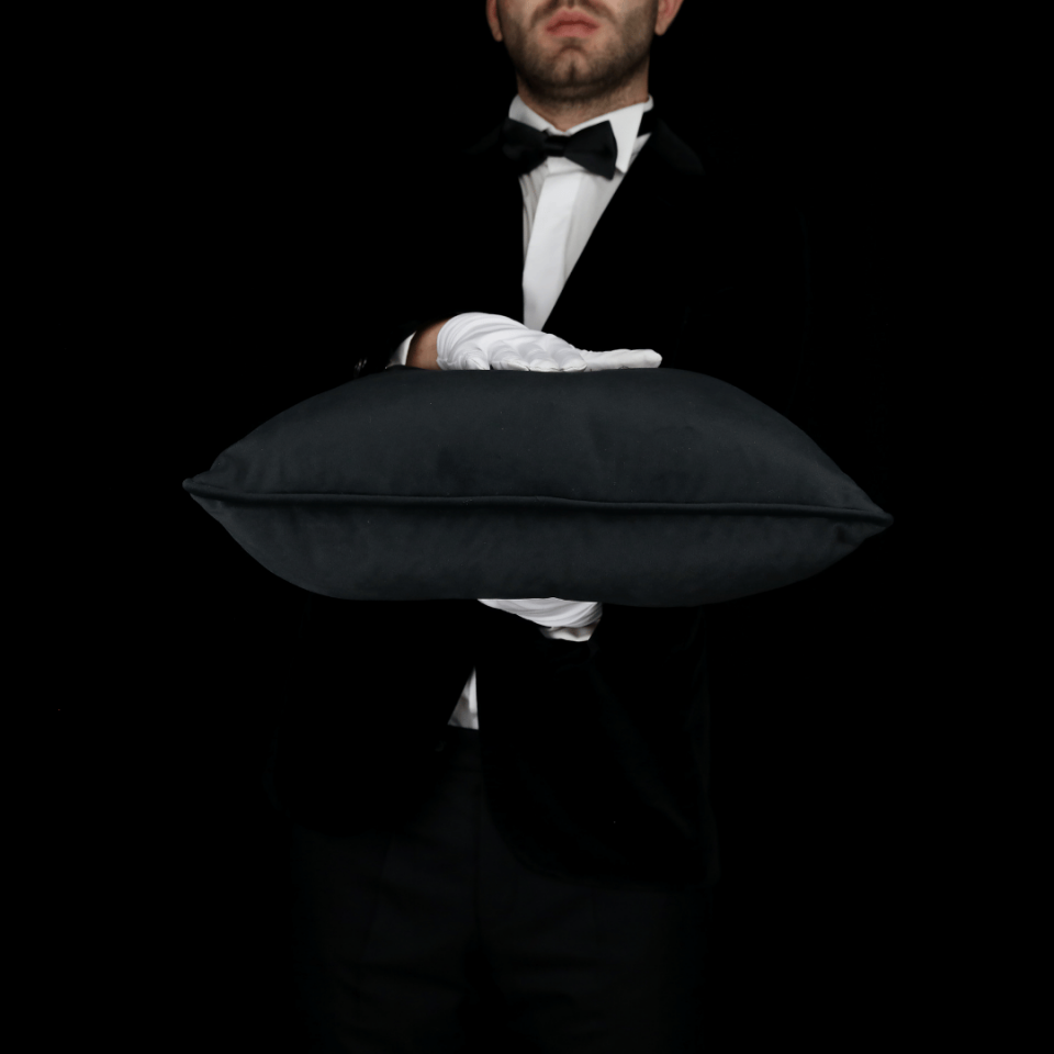 Bob 50*50 Siyah Kadife Kırlent